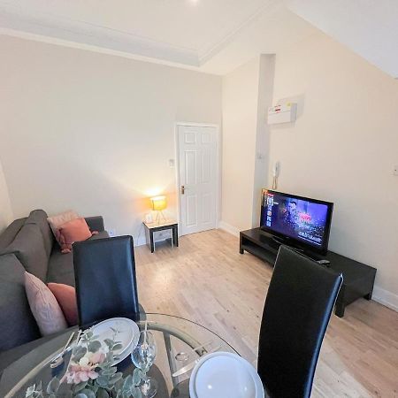 1-Bedroom Flat With Small Garden & Paid Parking In Finsbury Park, Highbury London Kültér fotó