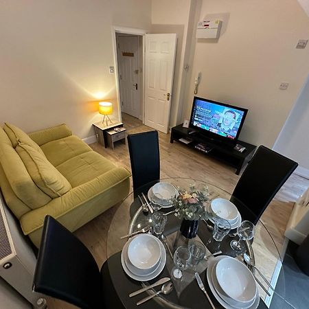 1-Bedroom Flat With Small Garden & Paid Parking In Finsbury Park, Highbury London Kültér fotó