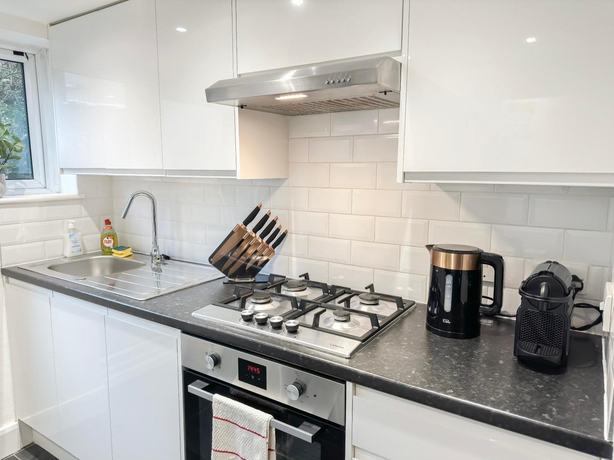 1-Bedroom Flat With Small Garden & Paid Parking In Finsbury Park, Highbury London Kültér fotó