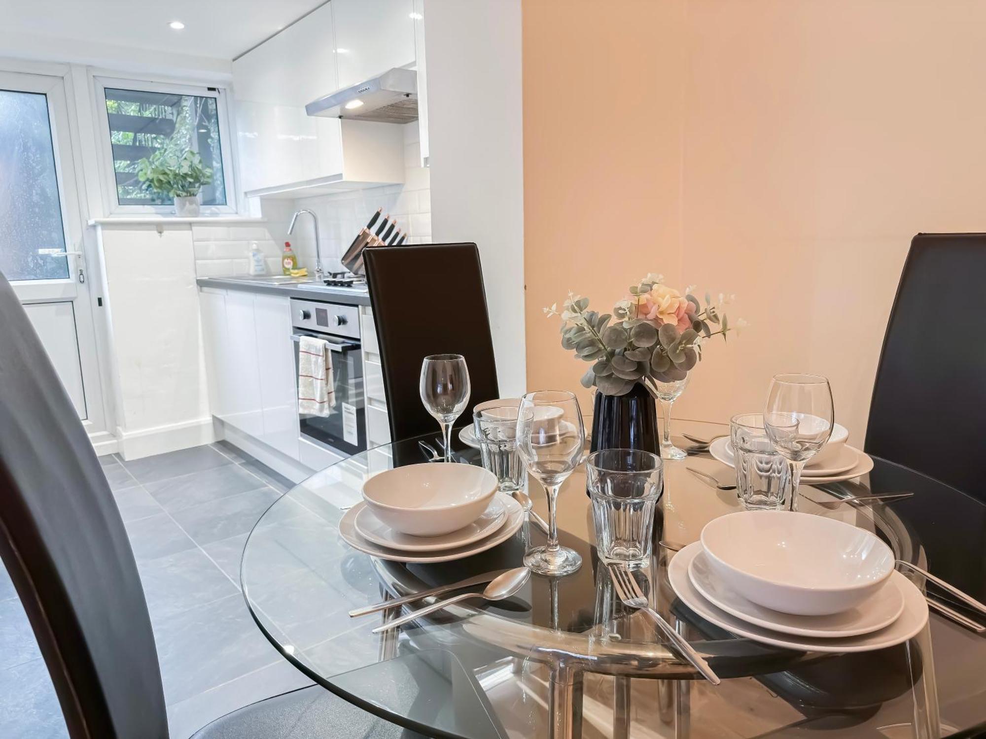 1-Bedroom Flat With Small Garden & Paid Parking In Finsbury Park, Highbury London Kültér fotó