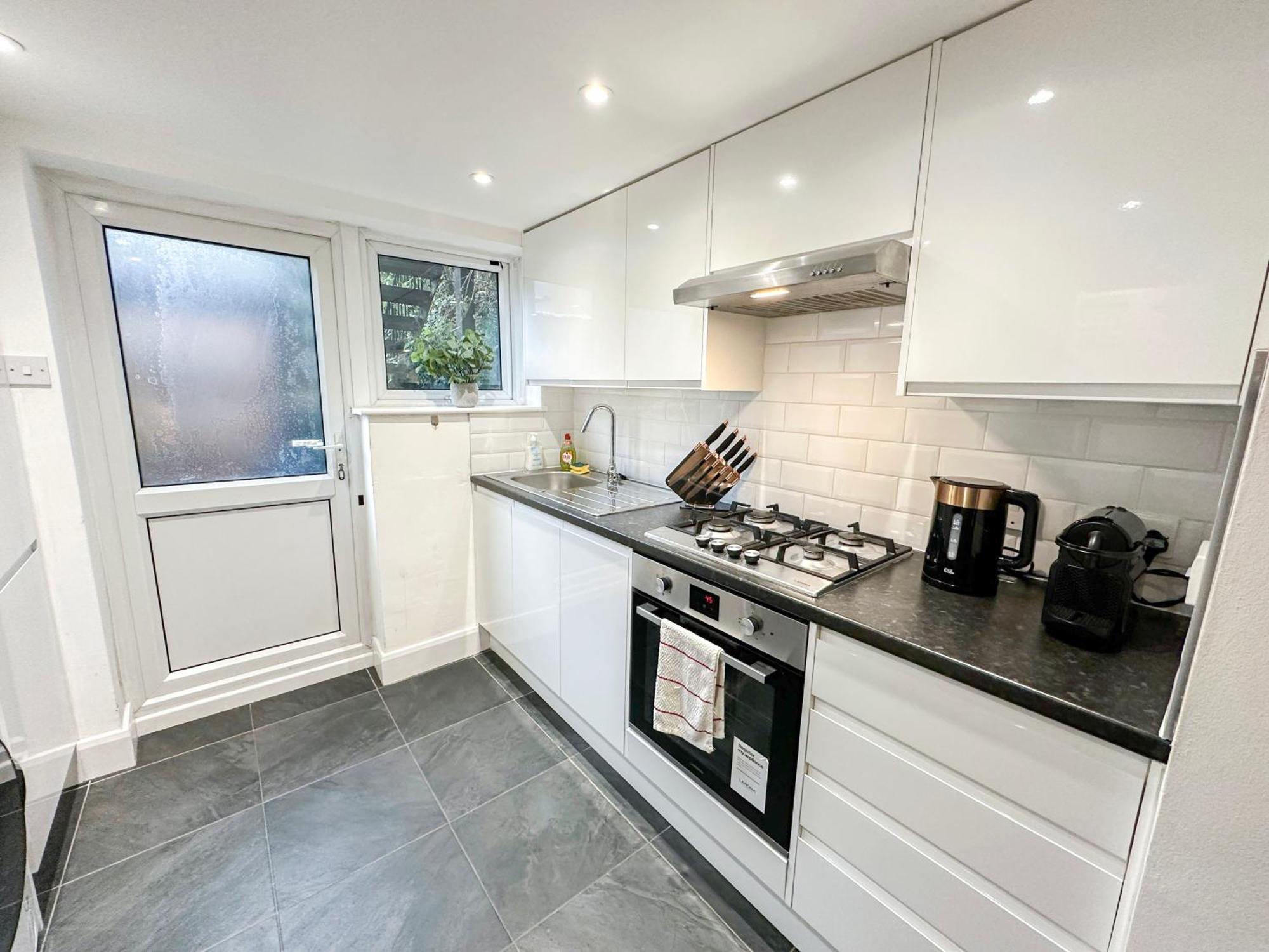 1-Bedroom Flat With Small Garden & Paid Parking In Finsbury Park, Highbury London Kültér fotó