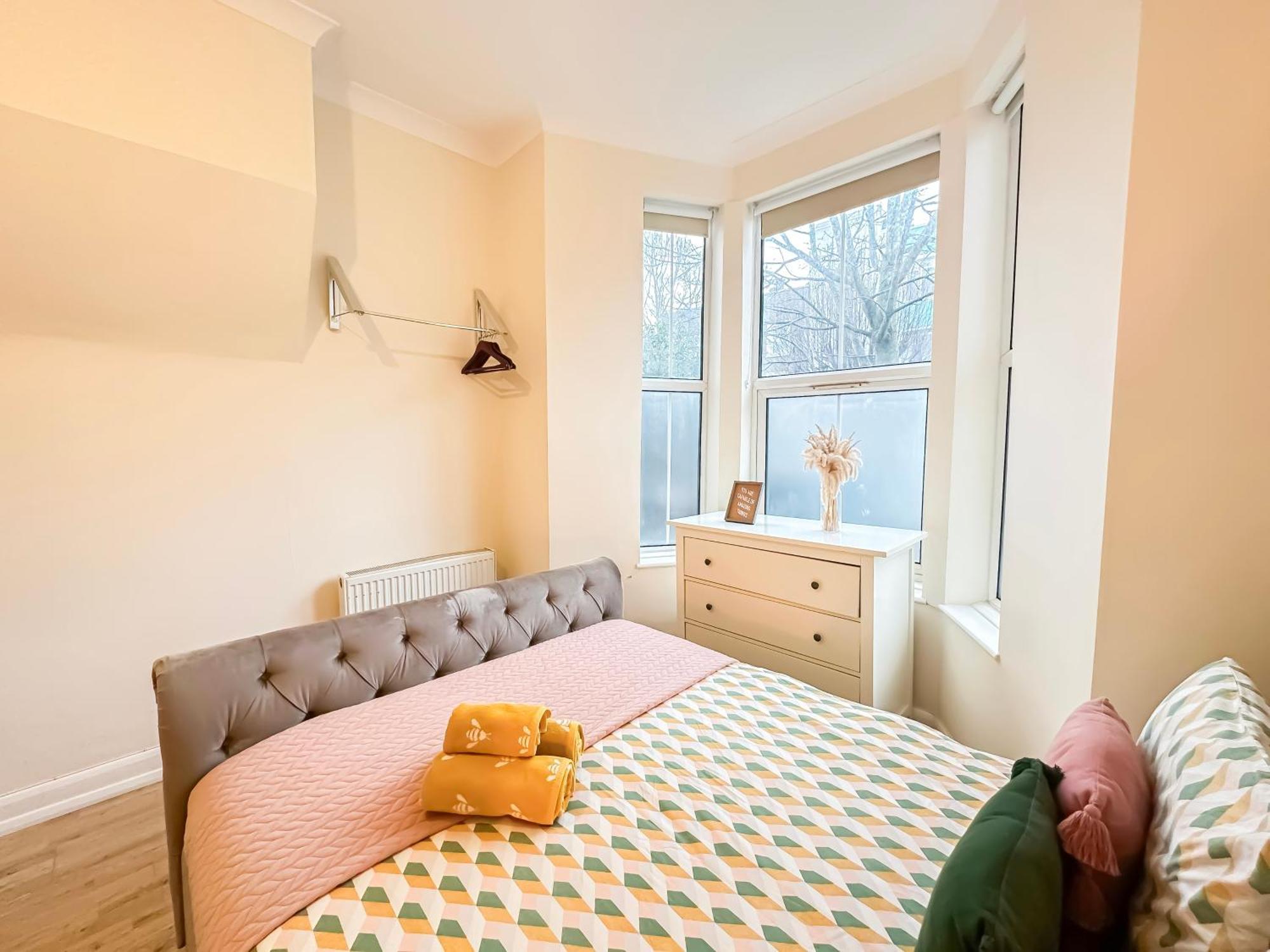 1-Bedroom Flat With Small Garden & Paid Parking In Finsbury Park, Highbury London Kültér fotó