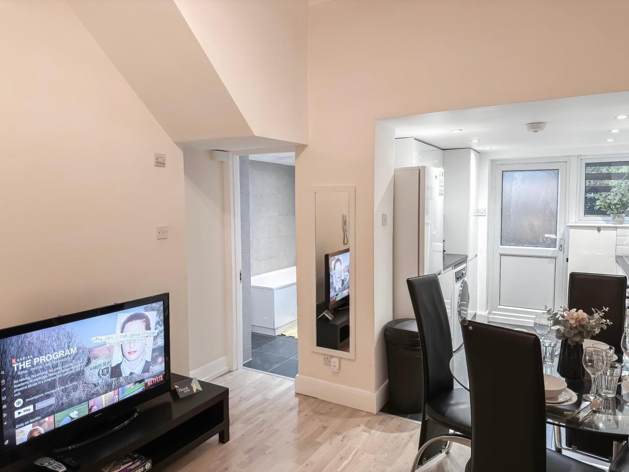 1-Bedroom Flat With Small Garden & Paid Parking In Finsbury Park, Highbury London Kültér fotó