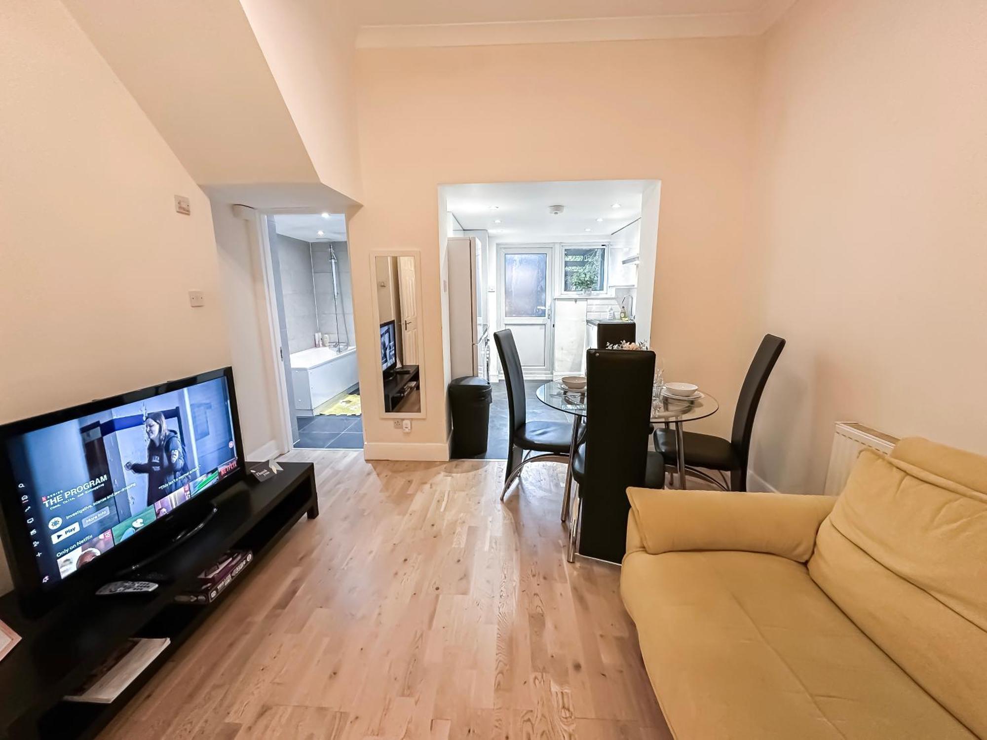 1-Bedroom Flat With Small Garden & Paid Parking In Finsbury Park, Highbury London Kültér fotó