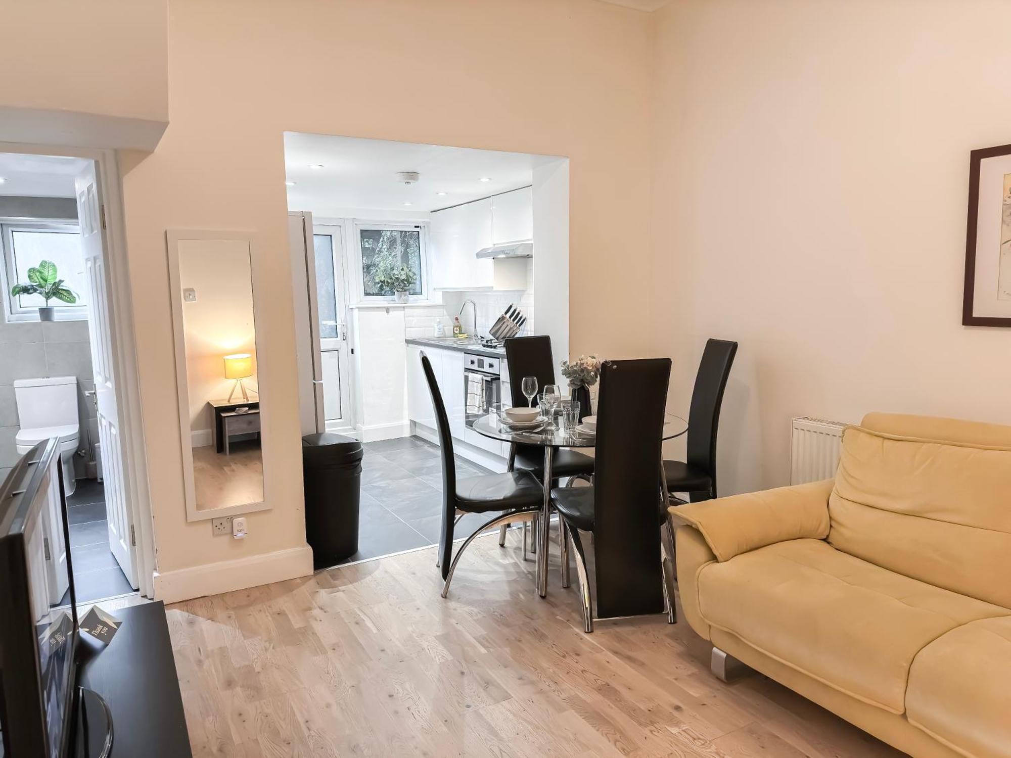 1-Bedroom Flat With Small Garden & Paid Parking In Finsbury Park, Highbury London Kültér fotó