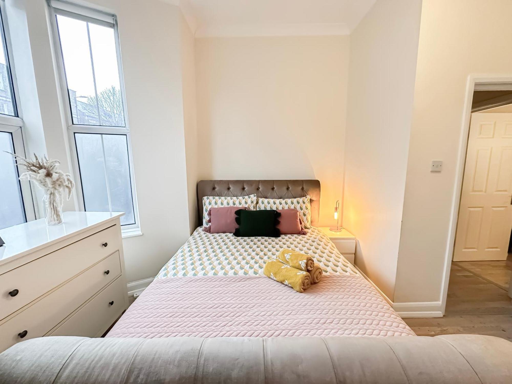 1-Bedroom Flat With Small Garden & Paid Parking In Finsbury Park, Highbury London Kültér fotó