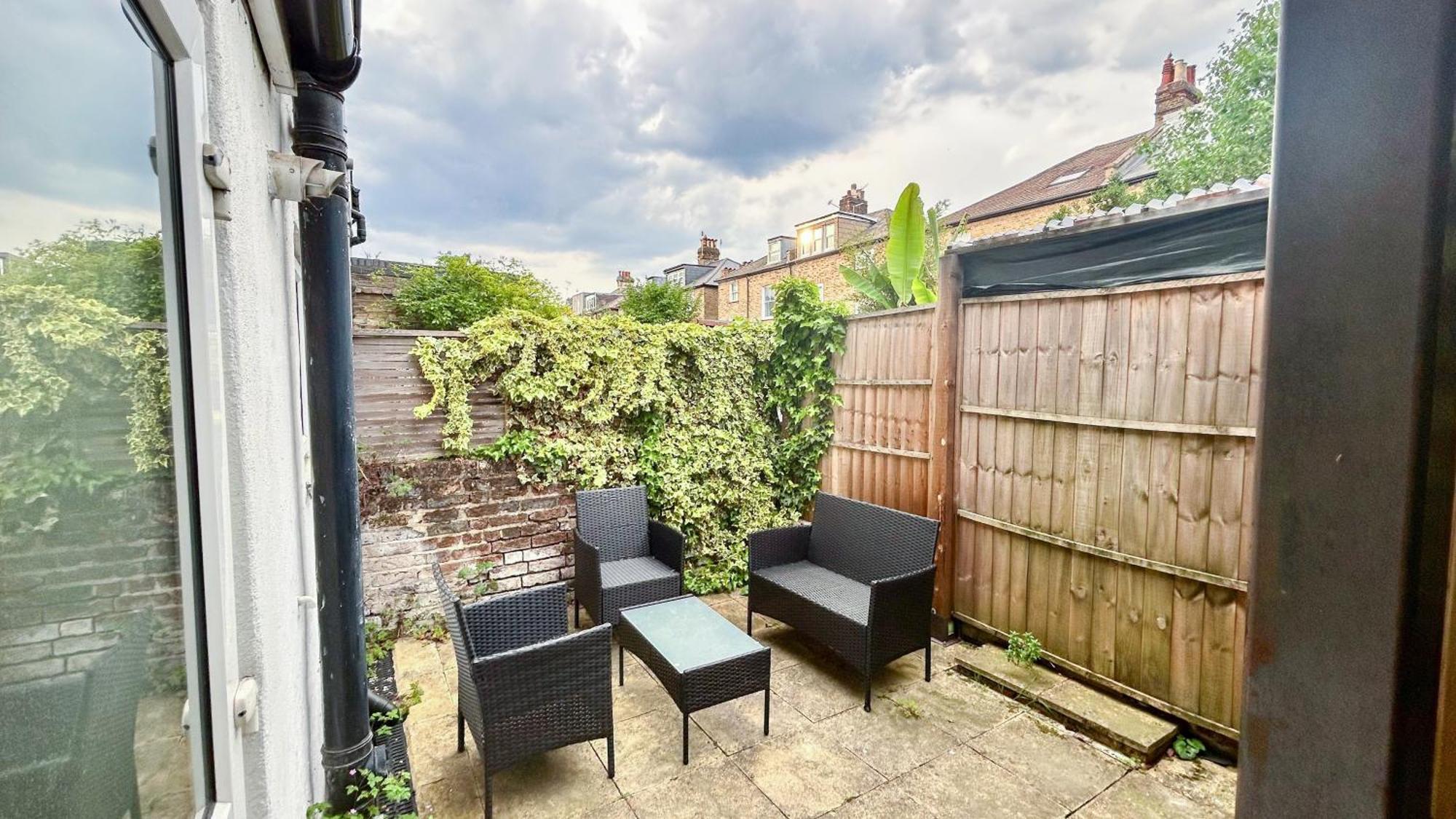 1-Bedroom Flat With Small Garden & Paid Parking In Finsbury Park, Highbury London Kültér fotó