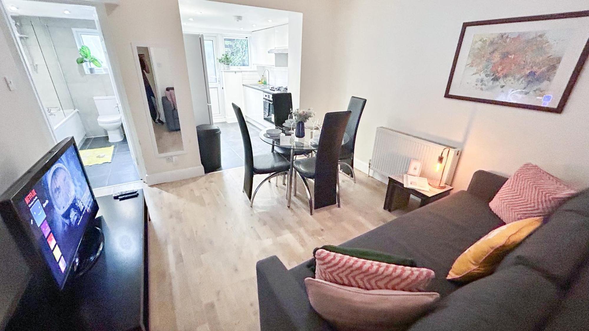 1-Bedroom Flat With Small Garden & Paid Parking In Finsbury Park, Highbury London Kültér fotó
