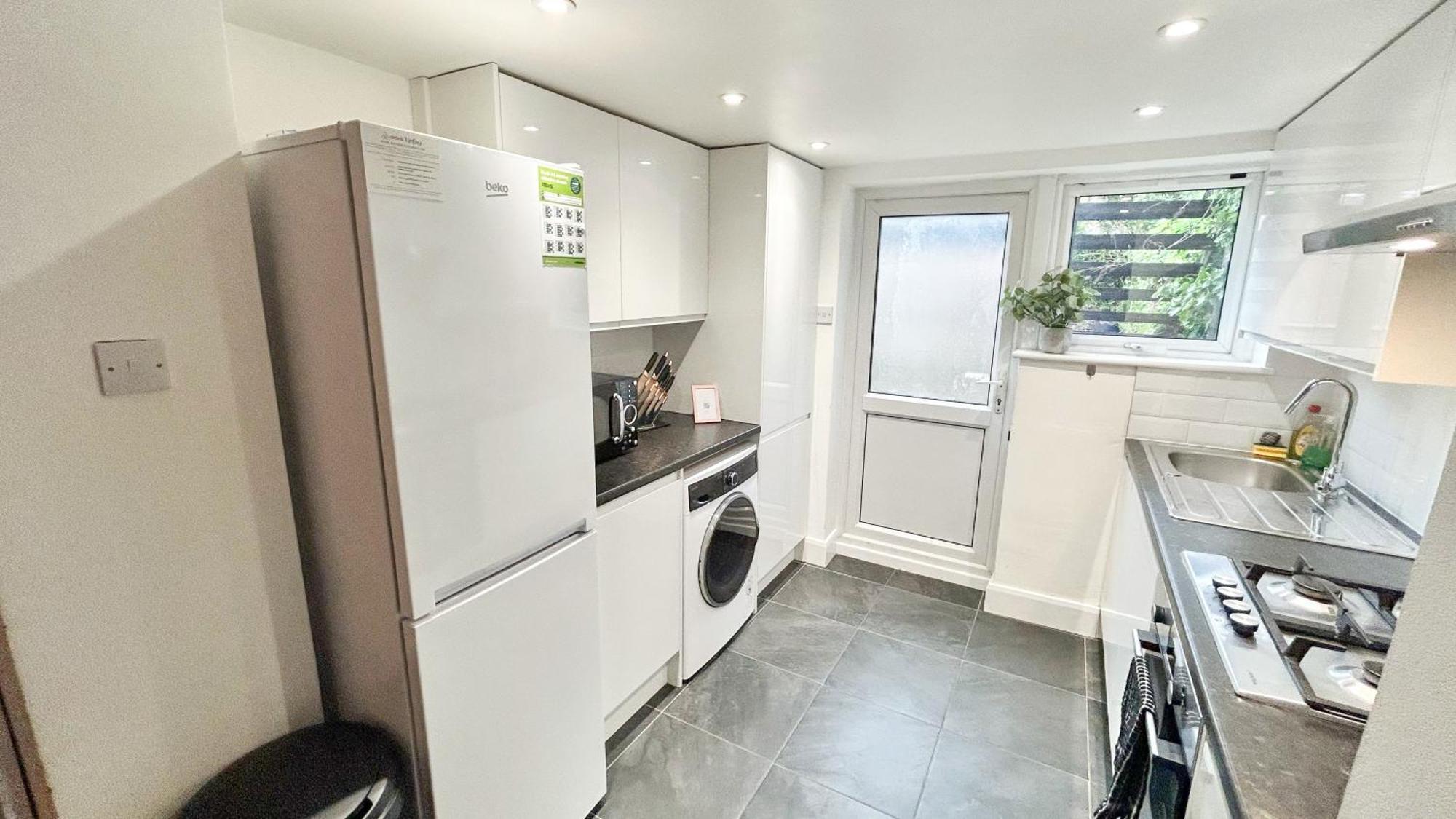 1-Bedroom Flat With Small Garden & Paid Parking In Finsbury Park, Highbury London Kültér fotó