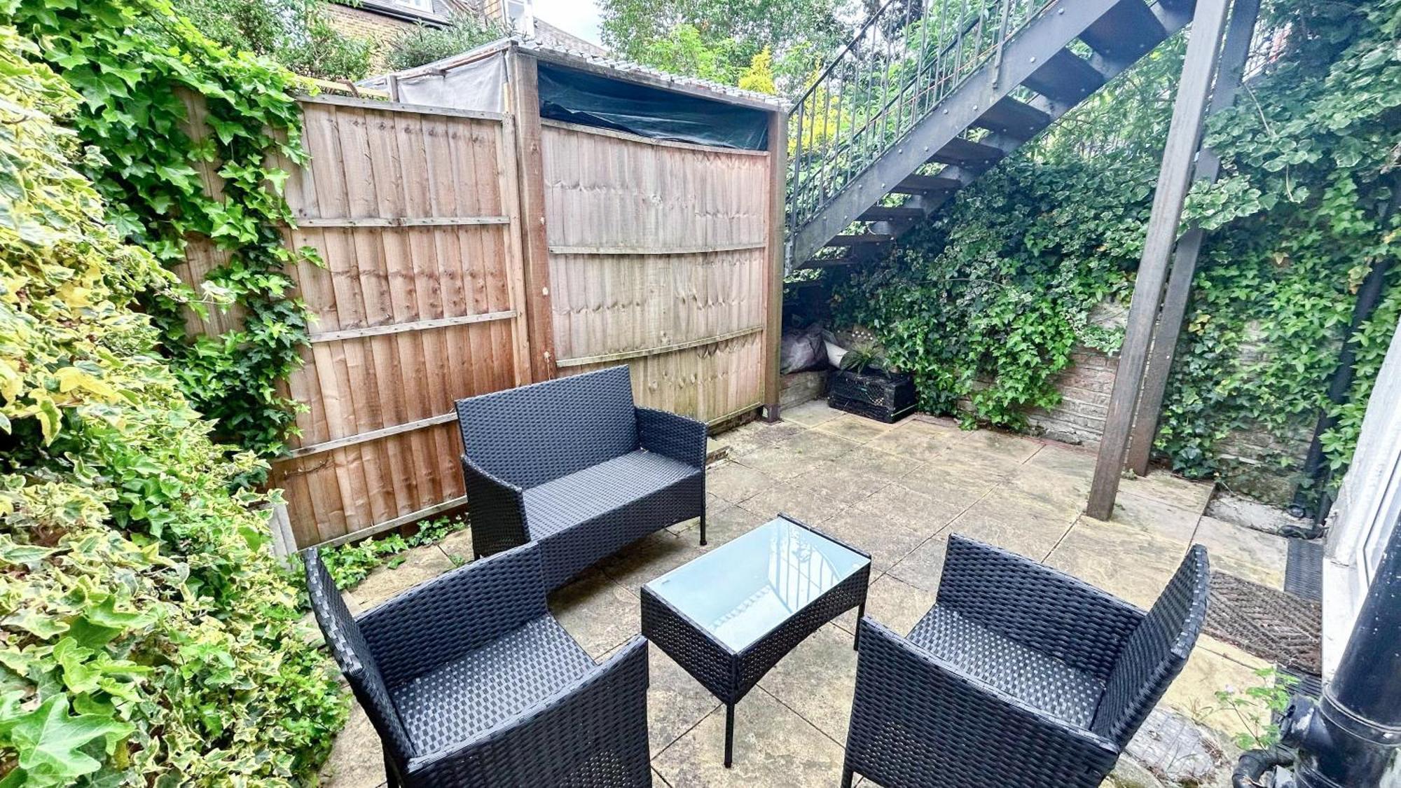 1-Bedroom Flat With Small Garden & Paid Parking In Finsbury Park, Highbury London Kültér fotó