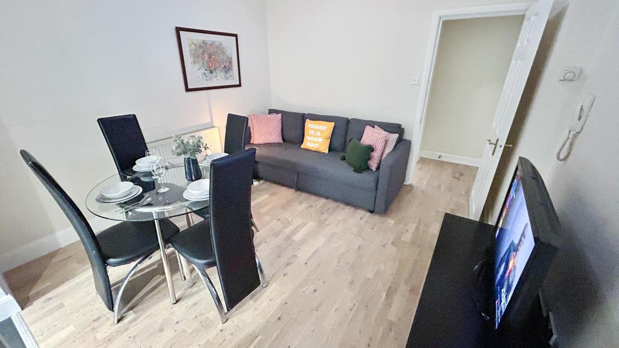 1-Bedroom Flat With Small Garden & Paid Parking In Finsbury Park, Highbury London Kültér fotó