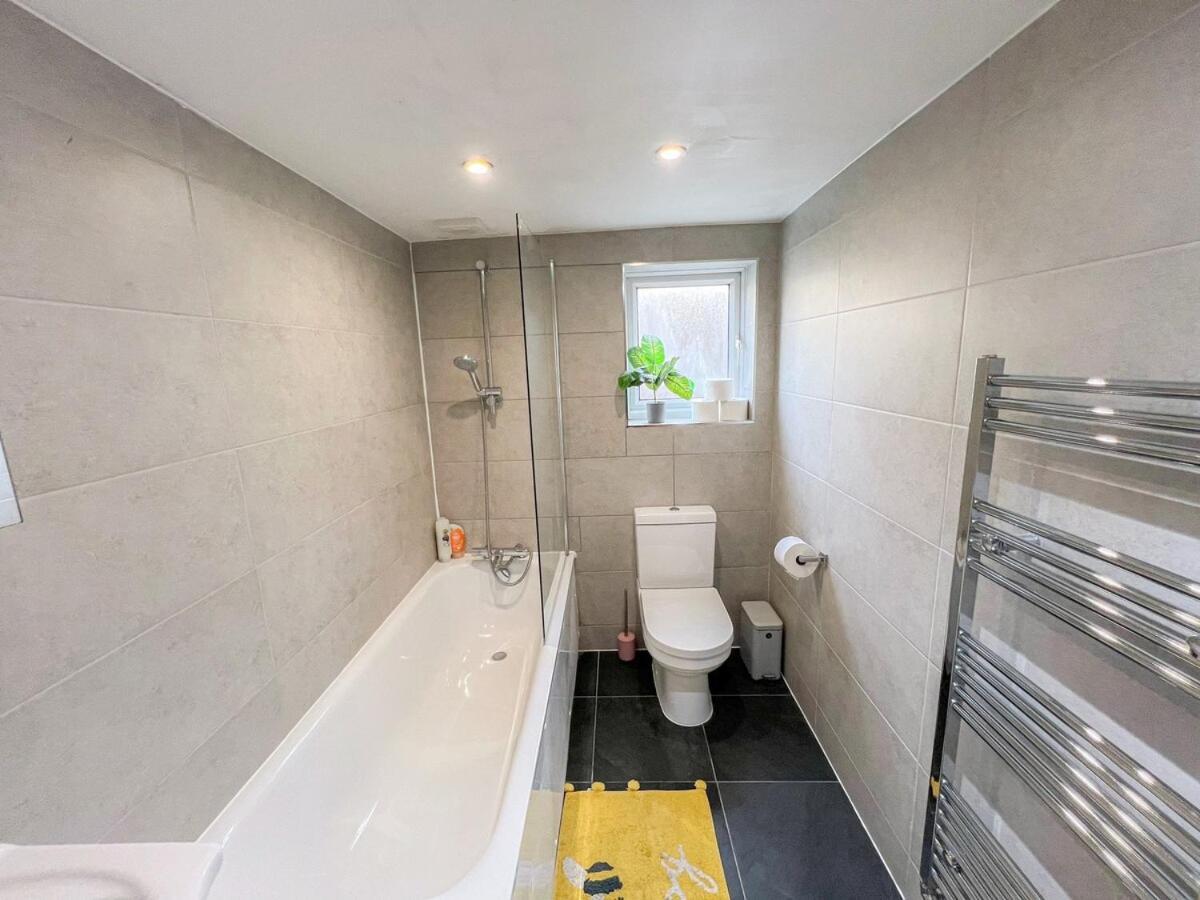 1-Bedroom Flat With Small Garden & Paid Parking In Finsbury Park, Highbury London Kültér fotó