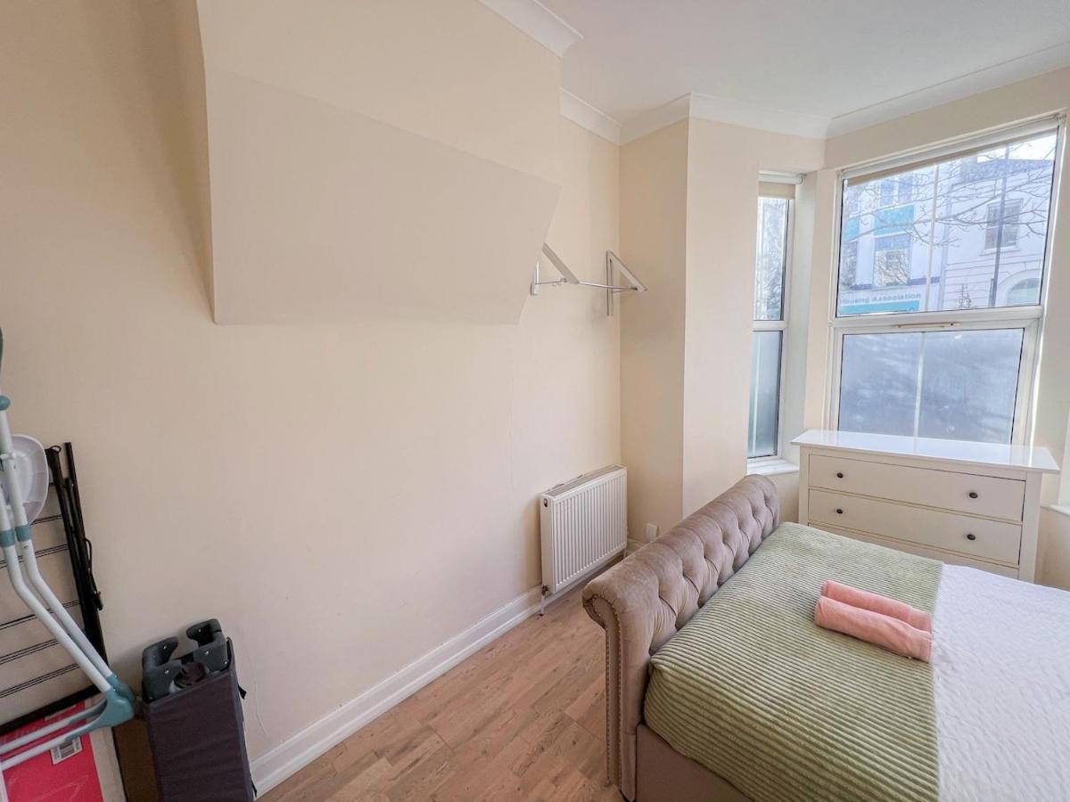 1-Bedroom Flat With Small Garden & Paid Parking In Finsbury Park, Highbury London Kültér fotó