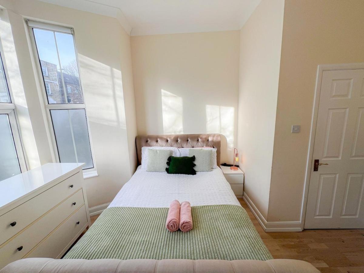 1-Bedroom Flat With Small Garden & Paid Parking In Finsbury Park, Highbury London Kültér fotó