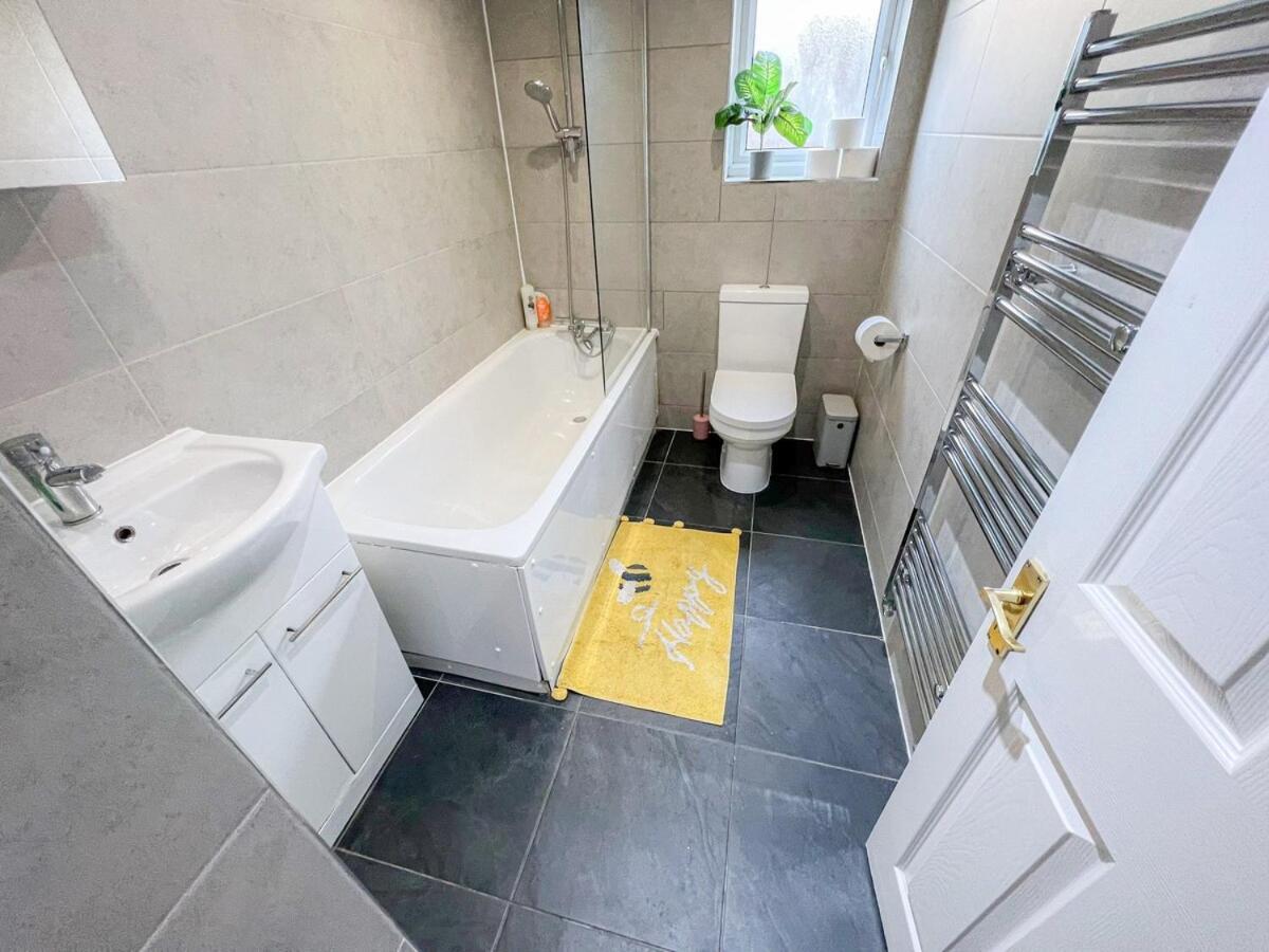 1-Bedroom Flat With Small Garden & Paid Parking In Finsbury Park, Highbury London Kültér fotó