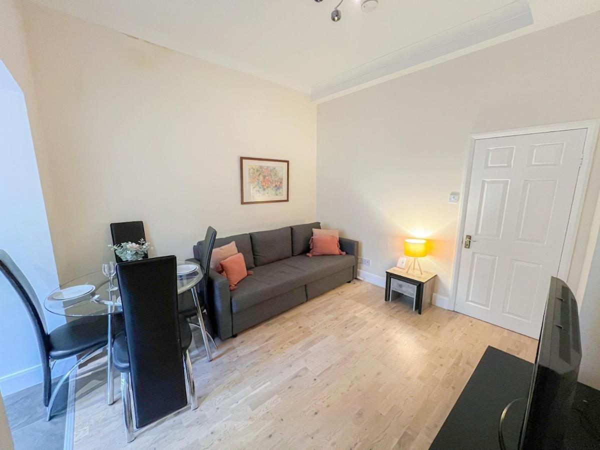 1-Bedroom Flat With Small Garden & Paid Parking In Finsbury Park, Highbury London Kültér fotó