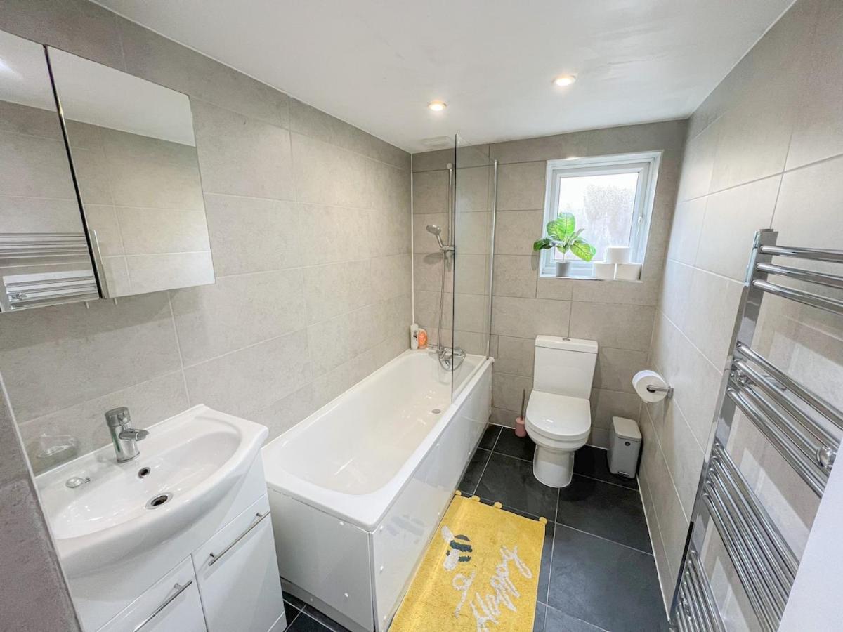 1-Bedroom Flat With Small Garden & Paid Parking In Finsbury Park, Highbury London Kültér fotó