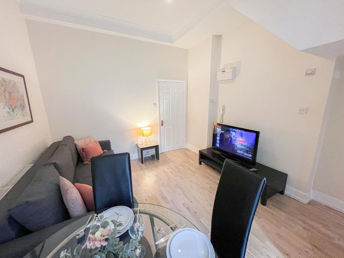 1-Bedroom Flat With Small Garden & Paid Parking In Finsbury Park, Highbury London Kültér fotó