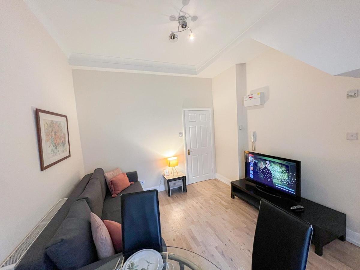 1-Bedroom Flat With Small Garden & Paid Parking In Finsbury Park, Highbury London Kültér fotó
