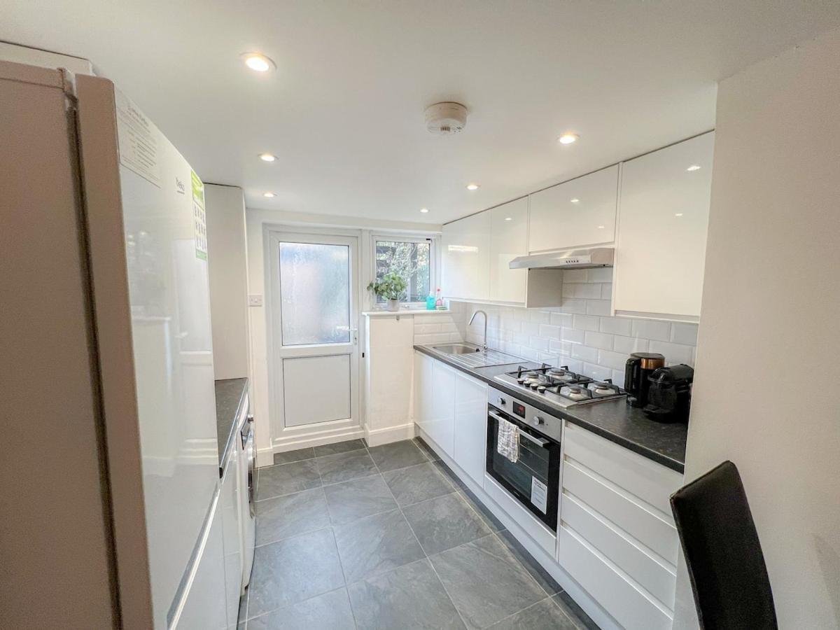 1-Bedroom Flat With Small Garden & Paid Parking In Finsbury Park, Highbury London Kültér fotó
