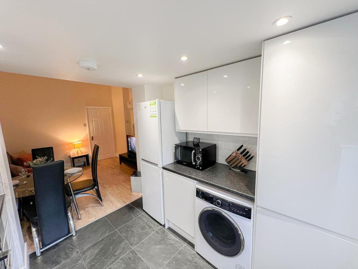 1-Bedroom Flat With Small Garden & Paid Parking In Finsbury Park, Highbury London Kültér fotó