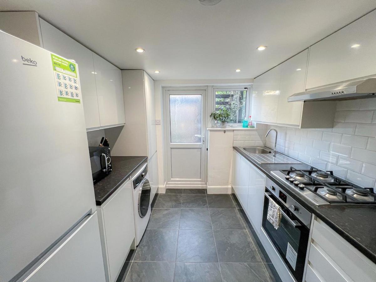 1-Bedroom Flat With Small Garden & Paid Parking In Finsbury Park, Highbury London Kültér fotó