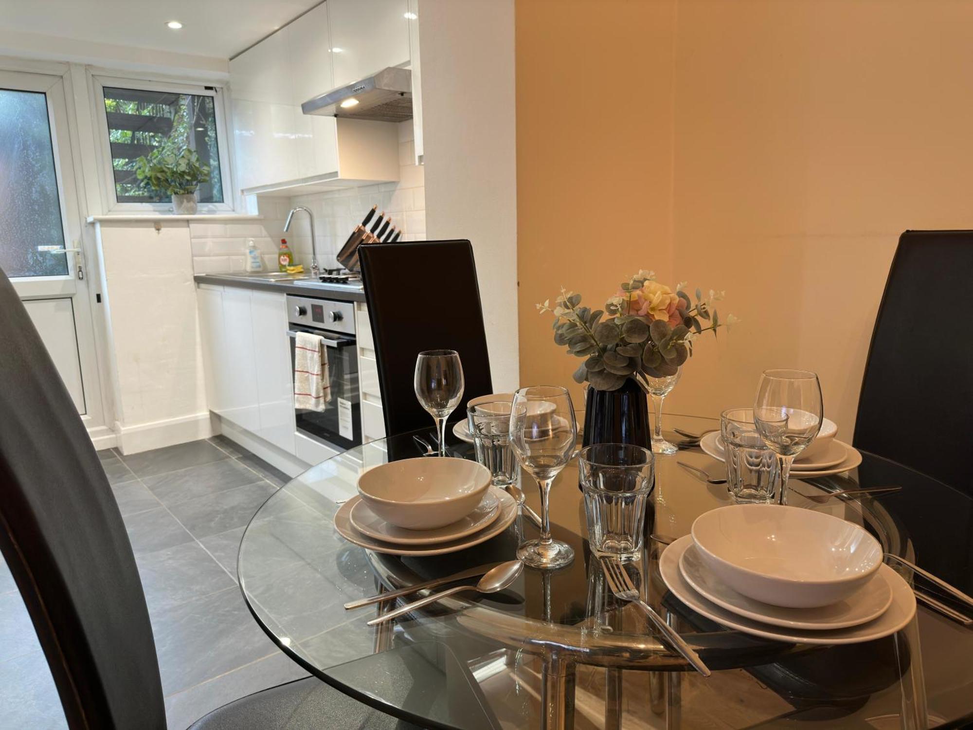 1-Bedroom Flat With Small Garden & Paid Parking In Finsbury Park, Highbury London Kültér fotó
